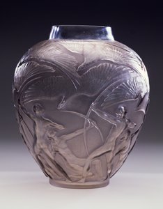 アーチャー花瓶、1921年（型吹きガラスに灰色の緑青をスモーク）